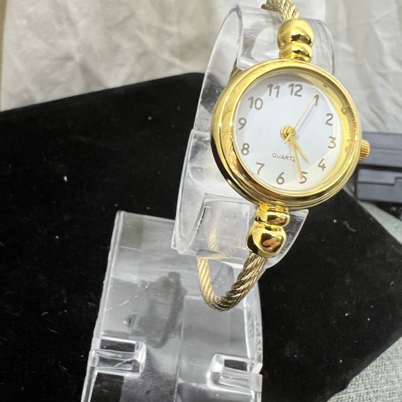 Quartz Ladys Watch Has A White Face & A Cable Wrist Holder 18kt. Gold Plating - Picture 8 of 11